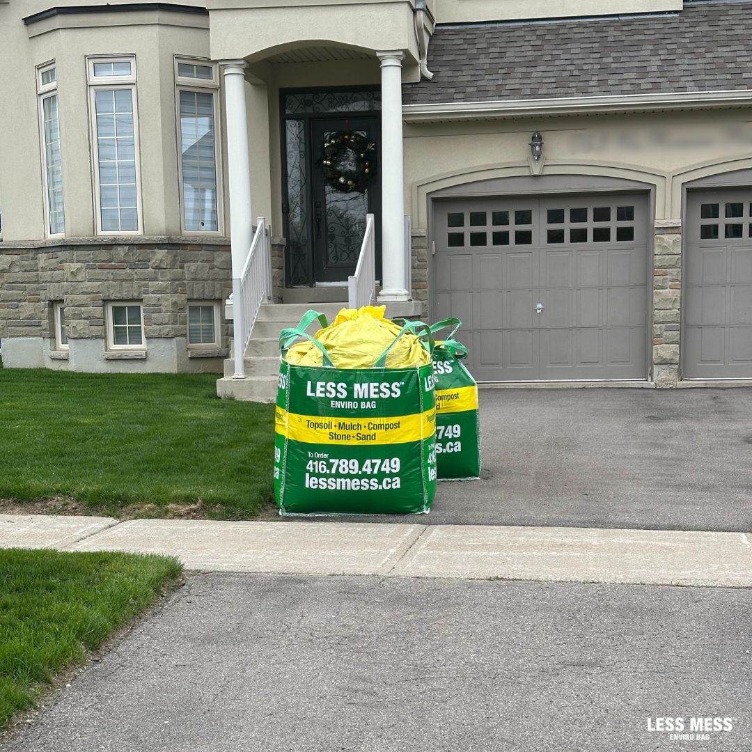 LessMessSoil's tweet image. Double the convenience! 
Less Mess bags, right where you need them.

#lessmess #soil #mulch #compost #gardening #spring