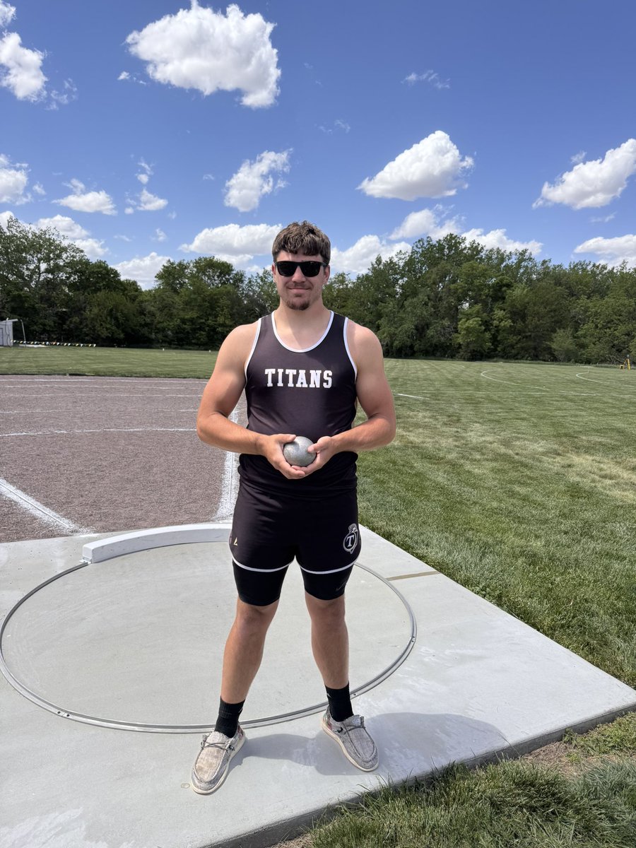 f_ranae's tweet photo. 2 New School records today and punched his ticket in both shot and discus! Congrats @ColeVorderstra1 https://t.co/7VEFKxYeaI
