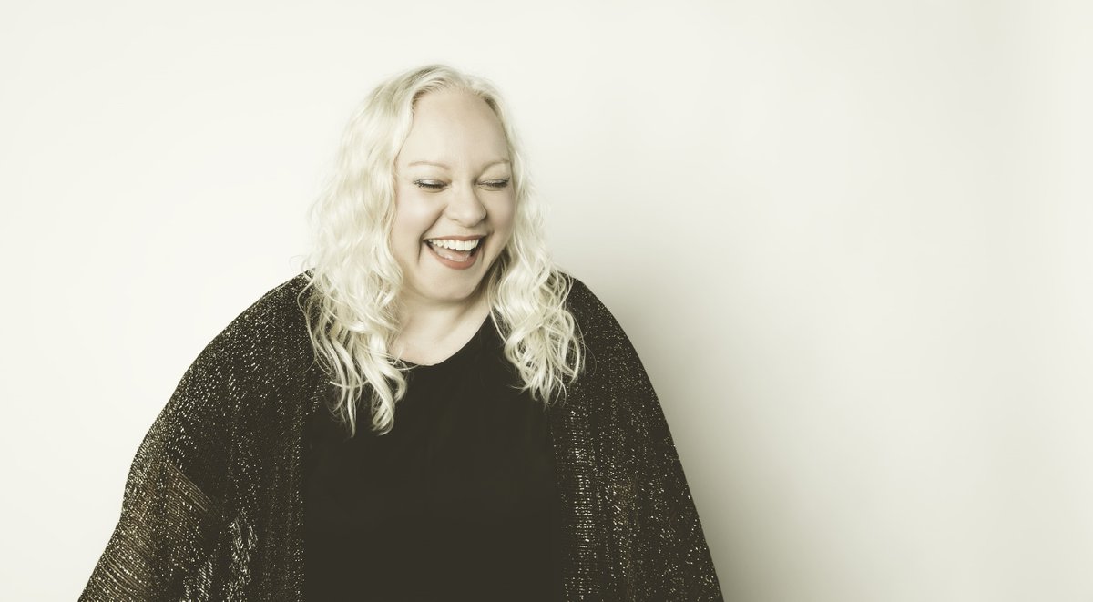 🎶 With echoes of Carole King &amp; Sarah McLachlan, Alexandria, ON singer-songwriter Katie Ditschun returns with “In Your Arms” — a heart-wrenching piano ballad &amp; lead single from her new EP, There Will Be Flowers. Grief, hope &amp; healing in every note. canadianbeats.ca/2025/05/15/kat…