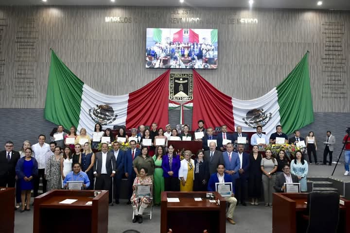 IngenieriaODP's tweet photo. En el marco del "Día del Maestro" recibí una constancia-reconocimiento por la trayectoria de 27 años dedicado e la educación en la ceremonia de Entrega de la Presea al Mérito Docente "Profesor y General Otilio Montaño Sánchez" llevada acabo en el @MorelosCongreso https://t.co/2LfcvGXbD2