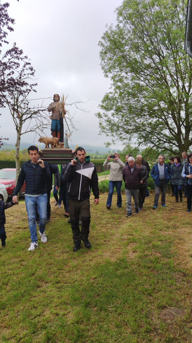 🌱 En el #concejo de #Erentxun también han sacado en procesión a San Isidro para la bendición de los campos

🌿 Erentxungo #kontzeju|an ere San Isidro prozesioan atera dute, zelaiak bedeinkatzeko

#IruraizGauna <a href="/Lautur1/">ArabakoLautada</a> #Araba #Alava