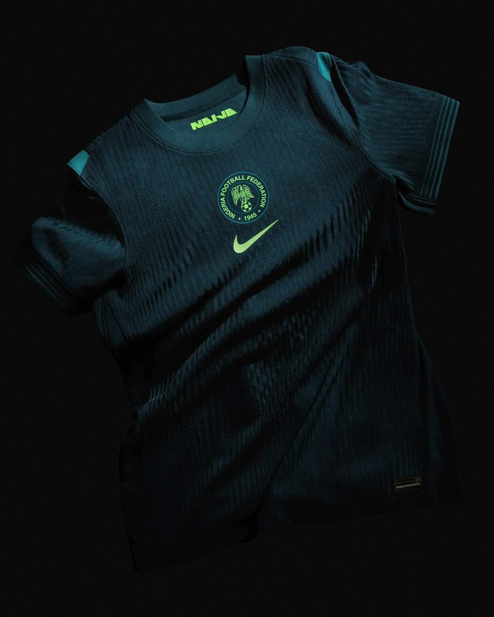 FootClup237's tweet photo. 🚨| Officiel | Nike dévoile les nouveaux maillots domicile et extérieur de l’équipe féminine nigériane de football 🔥💚🤍⚽️ 🫦

Qu’en pensez-vous ? Footeux !

🟢⚫️ FootClup #streetculture #football #naija #nike https://t.co/1glkzthN7U