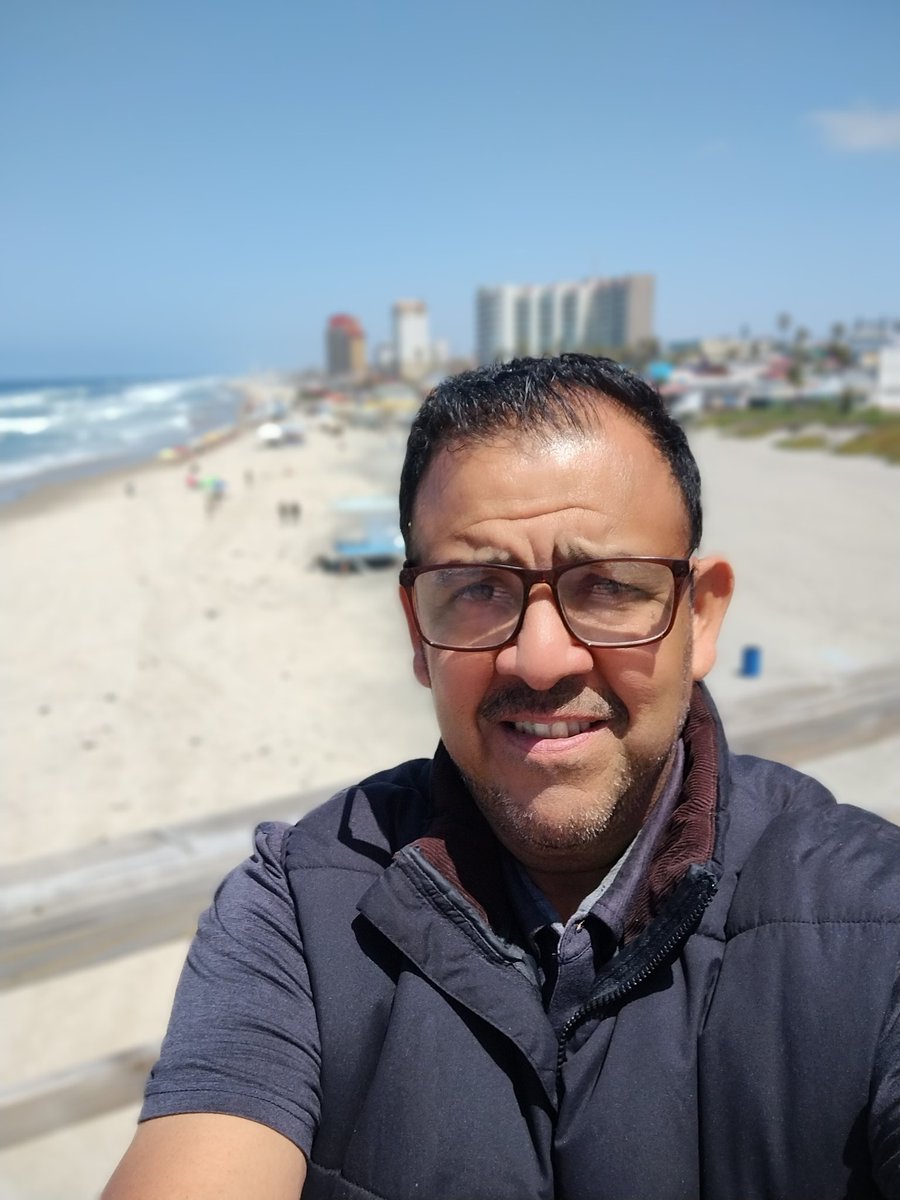 Y que nos invitaron a desayunar por el día del Maestro a Rosarito. Nada mal el puerto a estás horas del día. #DiaDelMaestro