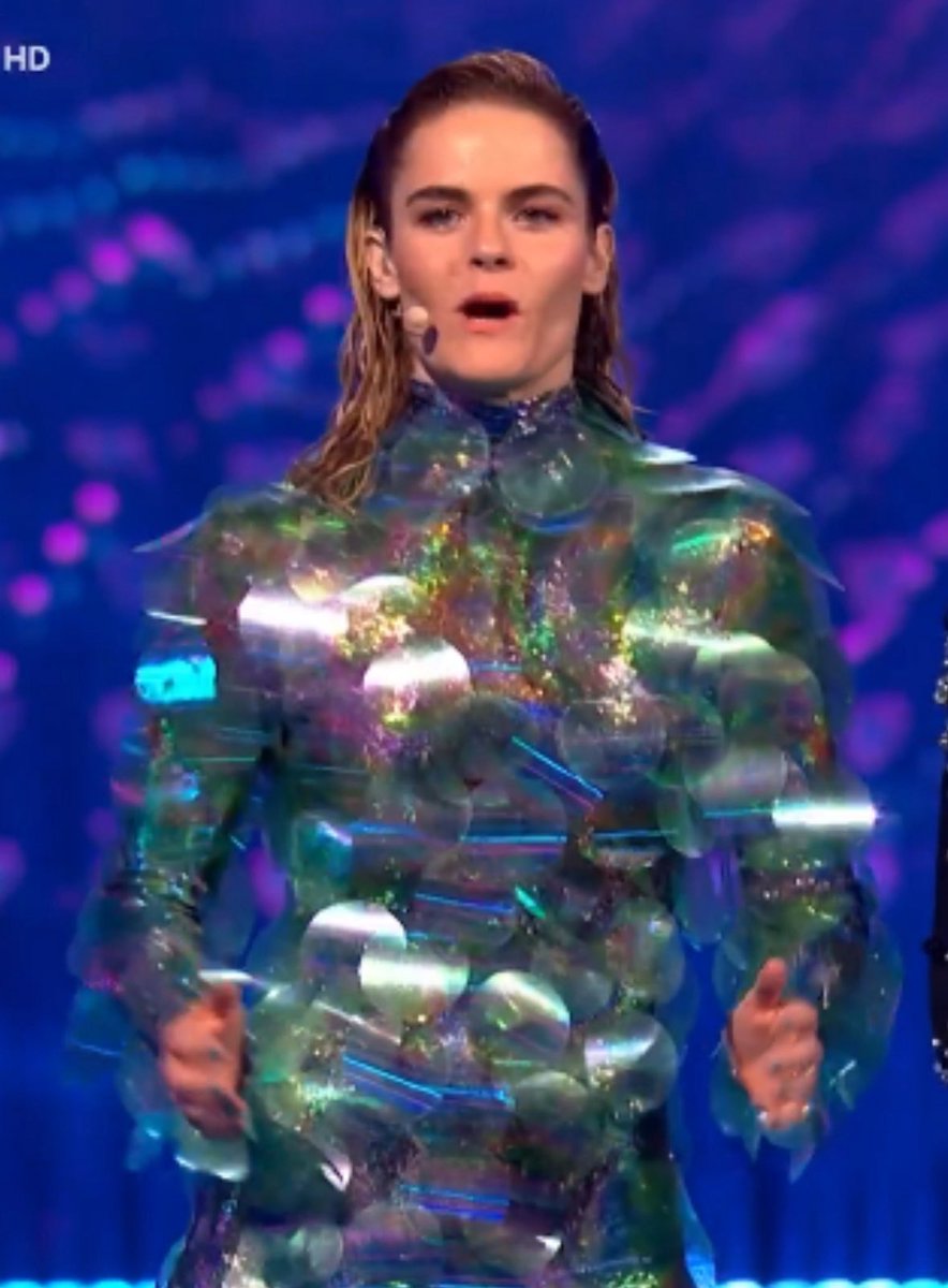EvelyDuis's tweet photo. Ik krijg de mooiste vis van de zee vibes van die jurk van de presentatrice 

#Eurovision #Eurovision2025 #Eurovisiesongfestival #ESC2025 https://t.co/5SxoFa4035