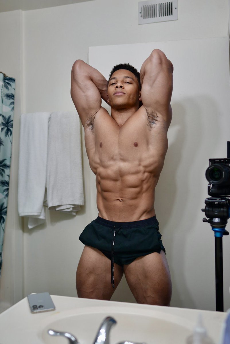 TrevorBell_'s tweet photo. Progress 💪🏽❤️ Which pose is your favorite?! 🤔
#bodytransformation #fatloss #workoutroutine #abworkouts #mensphysique https://t.co/RhA4CzQFA8
