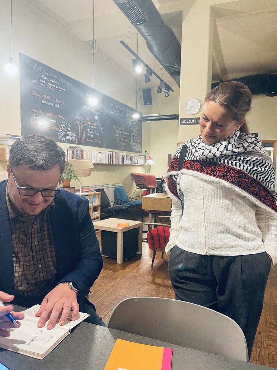 OmkoRed's tweet photo. Divna večer u Zagrebu u prostorijama Bookse, gdje smo promovisali 'Gravitacije' pričali kroz kontekst i pozicije istine i empatije u današnjem svijetu kroz odnos narativa o Gazi. Hvala divnoj Aneti Vladimirov i Emini Bužinkić na moderiranju. Divna i topla noć u Booksi. https://t.co/mThyKfVAN0