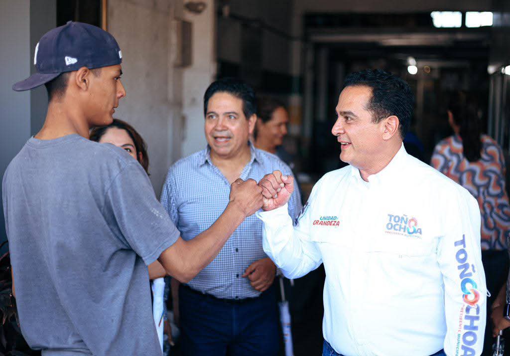 Noticias_Dgo's tweet image. 🔴 #Durango |• Toño Ochoa , aliado de los comerciantes: locatarios del mercado Francisco Villa.
Consulta la información. ⬇️👇🏻
#UnidadYGrandeza