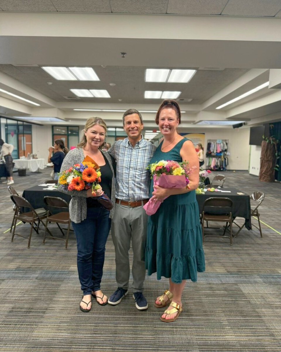 SolanaBeachSD's tweet image. Carmel Creek hosted a breakfast to celebrate the contributions of its volunteers. Some of the youngest students gave heartfelt speeches, while others serenaded guests with songs. To close the event, each volunteer was presented with a flower as a small token of thanks.

#SBSD