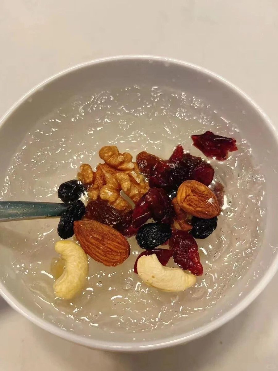 吃燕窩其實很方便
清燉好的燕窩放涼後密封放入冰箱。可以加蜂蜜或牛奶或石蜂糖、椰糖等