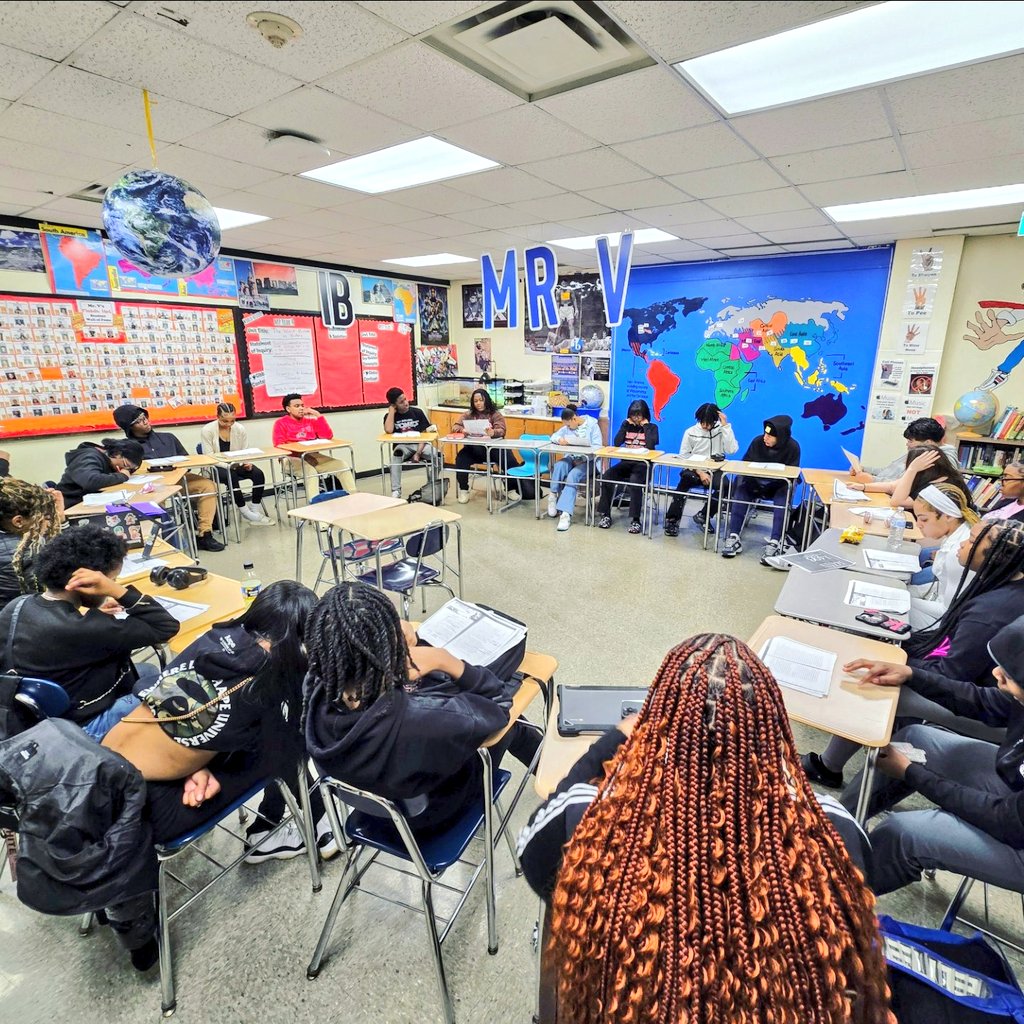 Final Harkness done right! 💥 <a href="/RichTownshipHS/">Rich Township HSD 227</a> MYP freshmen wrapped "Two Worlds Collide" (Great Dying, Columbian Exchange, early transatlantic slave trade) with a deep dive into "Evil Air" from Charles Mann's 1493. Minds blown! 🧠🤯 #iblearner #Harkness #richinstudentsuccess