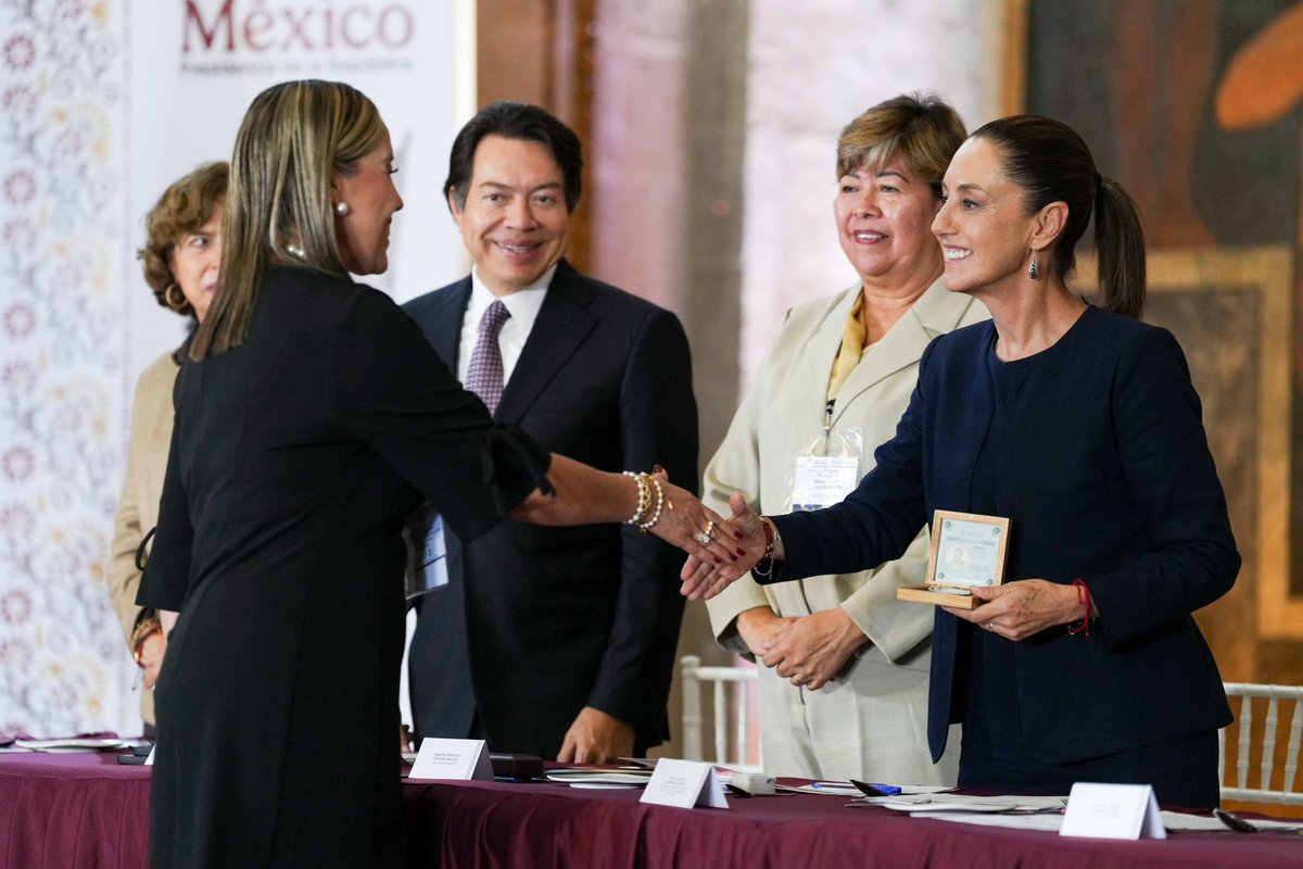 ¡Con educación hay tranformación! 

Es por ello que en el marco del Día de las y los Maestros, la presidenta <a href="/Claudiashein/">Claudia Sheinbaum Pardo</a> anunció las siguientes acciones en beneficio del personal docente y por tanto de la educación pública:

📝Se disminuirá progresivamente la edad de
