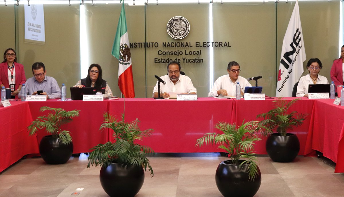 INEYucatan's tweet photo. El #ConsejoLocal y los 6 #ConsejosDistritales del #INEYucatán aprobaron la acreditación de más de 500 ciudadanas y ciudadanos, quienes podrán fungir como Observadoras y Observadores Electorales en el actual #PEEPJF2025 #EleccionesJudiciales https://t.co/fdm4qLZ6Gh