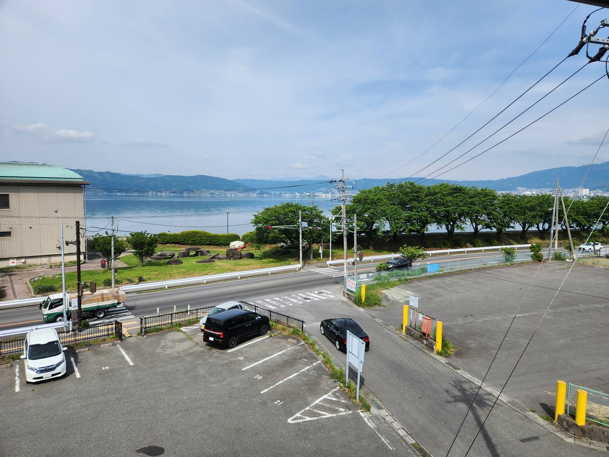 miso_takeya's tweet photo. 今朝の諏訪湖畔です(タケヤ味噌会館より撮影)。だいぶ気温が上がってきました。お天気は下り坂のようですね。
#諏訪湖　#タケヤ味噌会館　#新緑 https://t.co/UCdd1lkslZ