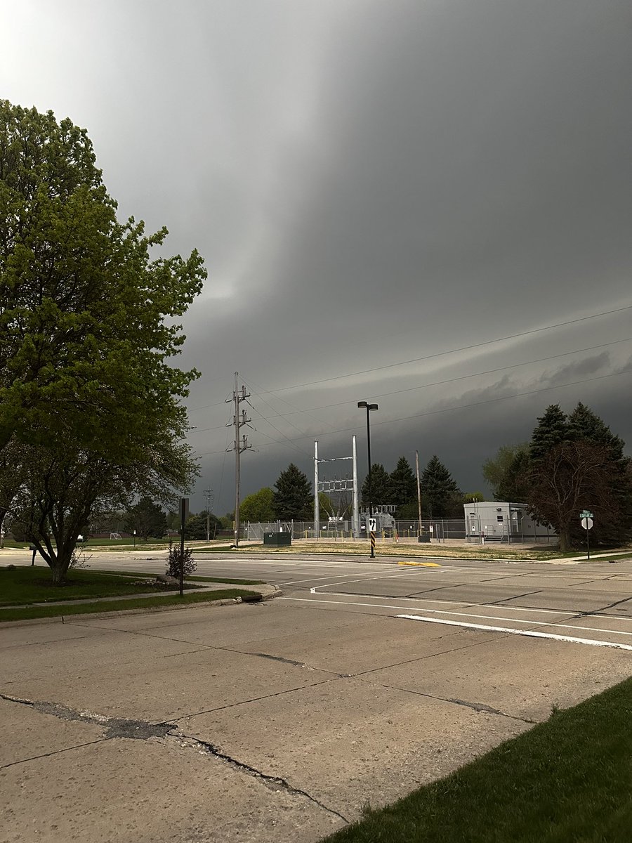 Alex_Timm1998's tweet photo. @ryanhallyall crazy storm coming into Sheboygan, WI https://t.co/DXUwF7hJBT