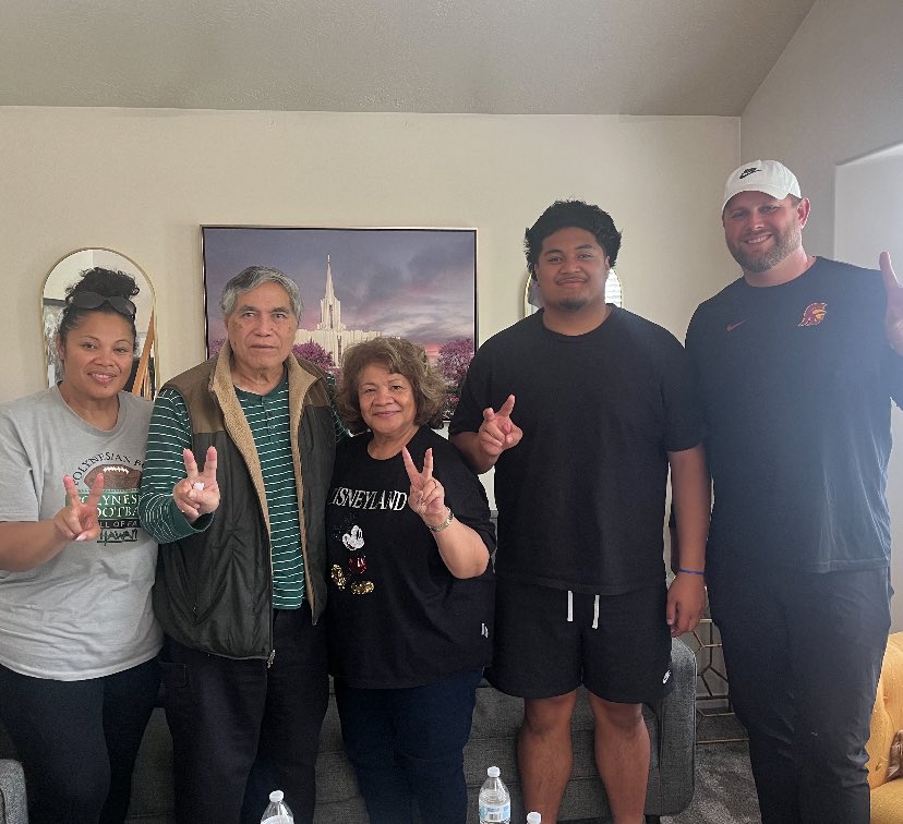 Esun Tafa (@esuntafa_) on Twitter photo Always great seeing Coach <a href="/CoachZachHanson/">Coach Zach Hanson</a>! Thank you for visiting me and my family today, Coach. Excited to be back for my OV next month. Fight on! ✌🏾
<a href="/bcavi68/">BJ</a> <a href="/AnnieHanson_/">Annie Hanson</a> <a href="/uscfb/">USC Football ✌️</a> <a href="/LincolnRiley/">Lincoln Riley</a> <a href="/AaronAmaama/">Coach Dogg</a> <a href="/gray_reed77/">Coach G. Reed</a> CoachMack <a href="/EsunKft/">RomneyNorahTafa</a> Always great seeing Coach <a href="/CoachZachHanson/">Coach Zach Hanson</a>! Thank you for visiting me and my family today, Coach. Excited to be back for my OV next month. Fight on! ✌🏾
<a href="/bcavi68/">BJ</a> <a href="/AnnieHanson_/">Annie Hanson</a> <a href="/uscfb/">USC Football ✌️</a> <a href="/LincolnRiley/">Lincoln Riley</a> <a href="/AaronAmaama/">Coach Dogg</a> <a href="/gray_reed77/">Coach G. Reed</a> CoachMack <a href="/EsunKft/">RomneyNorahTafa</a>