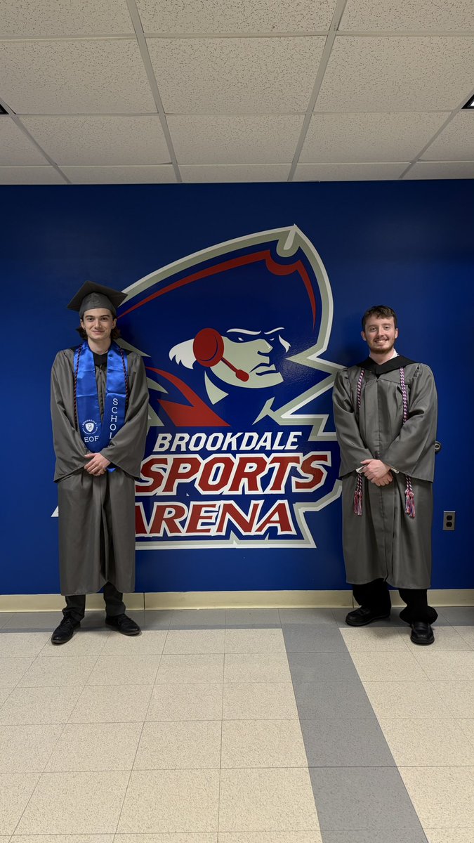 Mytho and Drshneeplestein graduated today! 🥳🎓🎉

Proud of you both! 
#BrookdaleEsports #ClassOf2025