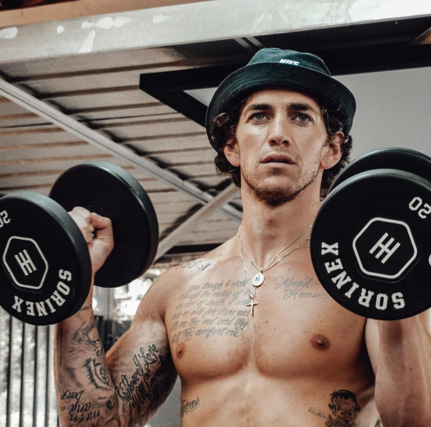 shirtless_male's tweet photo. #AlexFine 💪🏻 https://t.co/pzN8Mfs3Rr