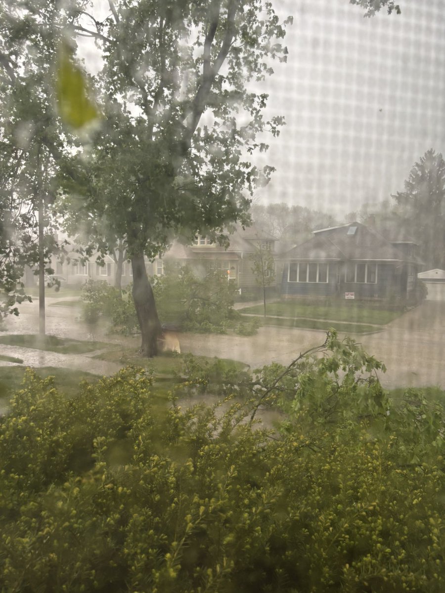 atrick25's tweet photo. @NWSMilwaukee damage on the outside just off Howard Avenue https://t.co/Ihdb6qUXMt