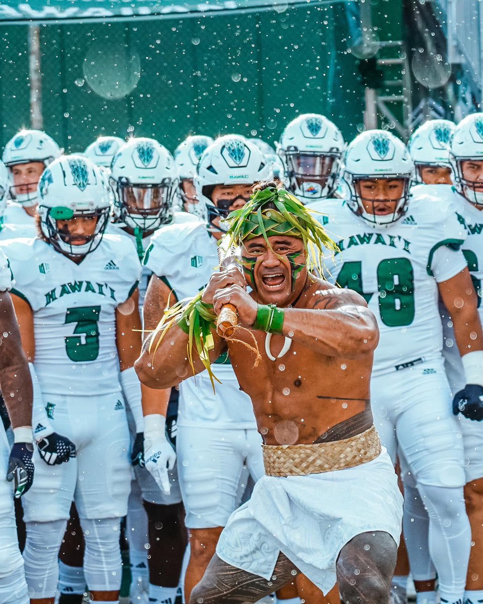 TJFoilefutu8's tweet photo. After a great meeting and conversation with @CoachPuu I am humbled to receive a full scholarship offer at @UH_FBRecruits to play RB. All glory to God. TY Jesus. All God Never Ever Us 🙏🏽. #braddahhood #684to808 @LibertyFBLions 

@coachthomasfb @Davis44Shoot @alpha_lbu @lmzworld_ @CoachJNunez6 @CoachU_  @KyleMorgan_XOS @polynesiabowl
