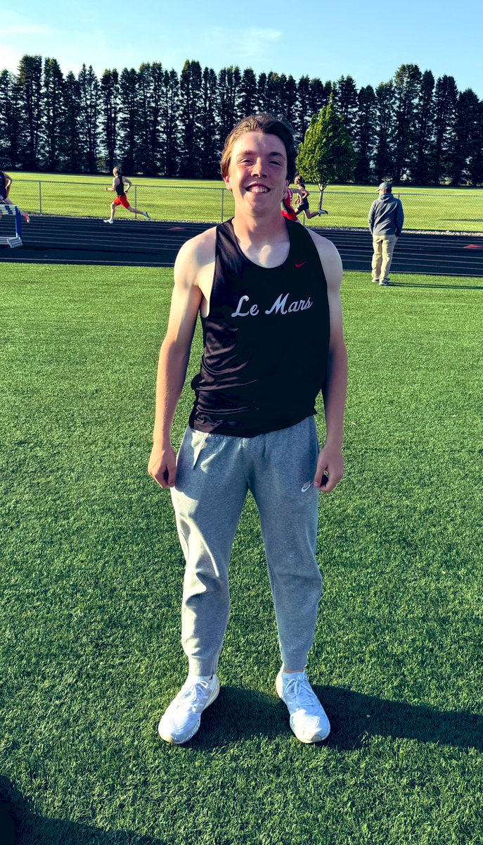 Brett McInnis jumps 20’8.50 in the long jump to finish 2nd in the event and auto qualify for the state meet in Des Moines.