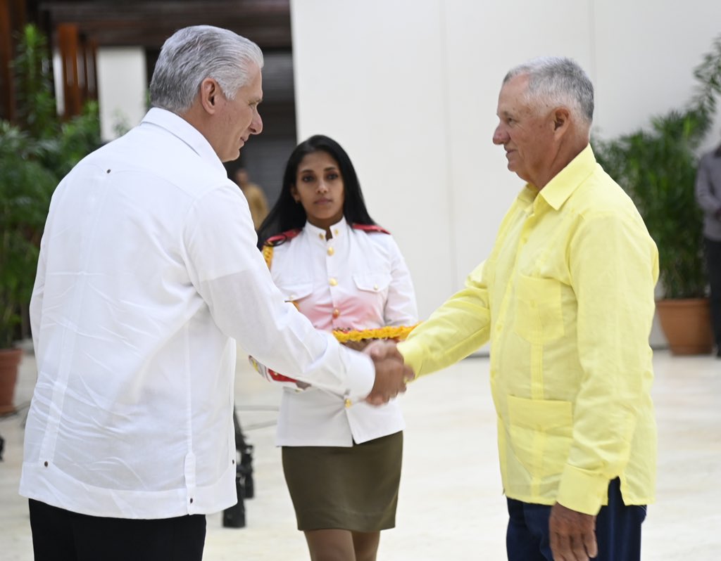 Radio Progreso 🇨🇺 La Onda de la Alegría (@rp_ondaalegria) on Twitter photo 🇨🇺| A solo horas de que este viernes comience el XIII Congreso de la Asociación Nacional de Agricultores Pequeños, tuvo lugar en el capitalino Salón de Protocolo El Laguito y con la presencia del Presidente <a href="/DiazCanelB/">Miguel Díaz-Canel Bermúdez</a>, el Acto de Imposición de condecoraciones estatales. 🇨🇺| A solo horas de que este viernes comience el XIII Congreso de la Asociación Nacional de Agricultores Pequeños, tuvo lugar en el capitalino Salón de Protocolo El Laguito y con la presencia del Presidente <a href="/DiazCanelB/">Miguel Díaz-Canel Bermúdez</a>, el Acto de Imposición de condecoraciones estatales.