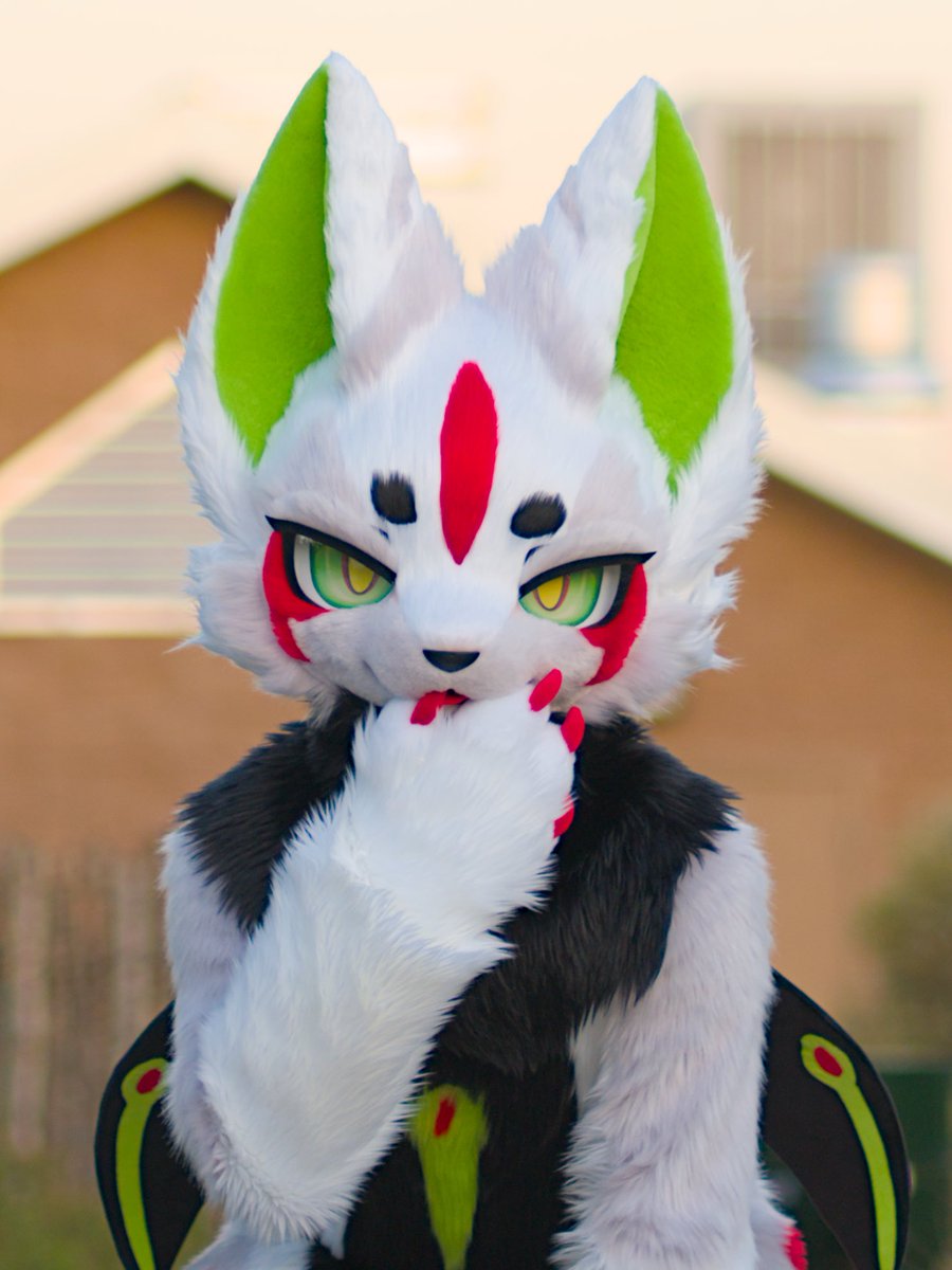 你猜我在想什么？

猜中我告诉你一个秘密喔～

📸: <a href="/GhostReverie_NM/">Reverie</a> 
#FursuitFriday
