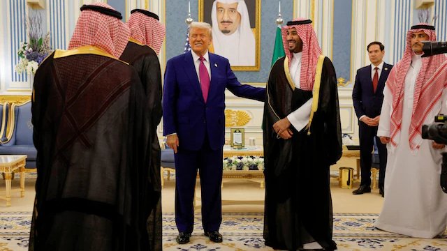 🚨 BREAKING: "Il Viaggio di Trump in Medio Oriente: Un'Iniezione di 2,5 Trilioni di Dollari per l'Economia Americana"
