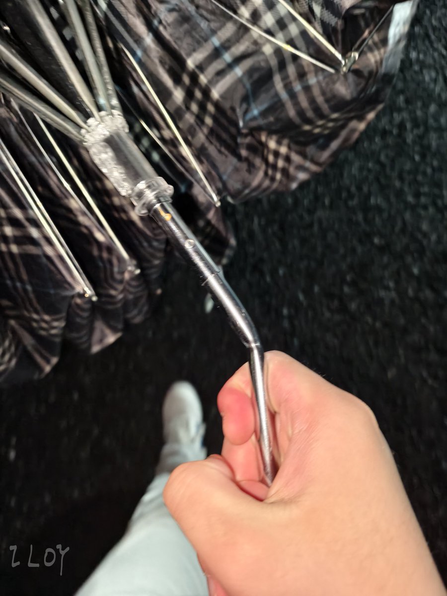 关于我下楼梯摔一跤把伞压弯，屁股摔疼了这件事