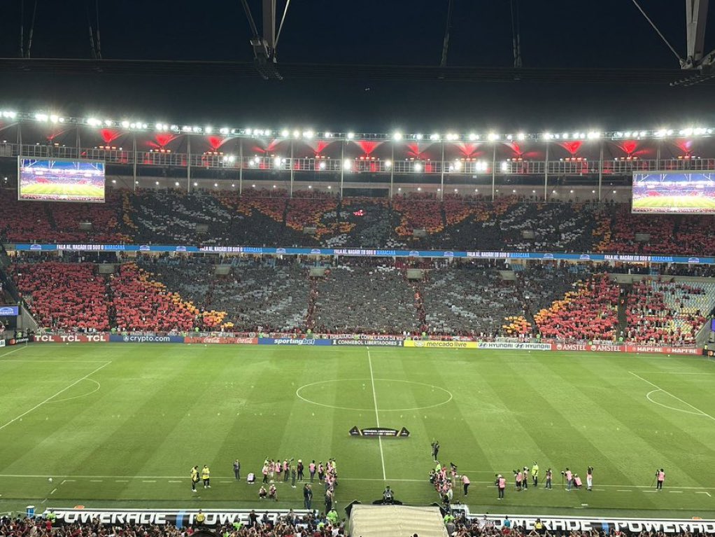 CFD_Oficial's tweet photo. Mosaico da torcida do Flamengo no Maracanã https://t.co/aOWANHaH3r