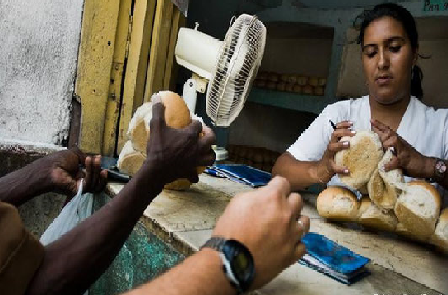 _NOALCOMUNISMO's tweet photo. La crisis del hambre en Cuba llega a nuevos niveles: acceso al pan cada dos días
Sólo niños, ancianos, embarazadas y enfermos hospitalizados tienen prioridad ahora para recibir el producto que además se elabora con trigo envejecido, tal como reconoció en un comunicado el gobierno https://t.co/9AEbJSg58q