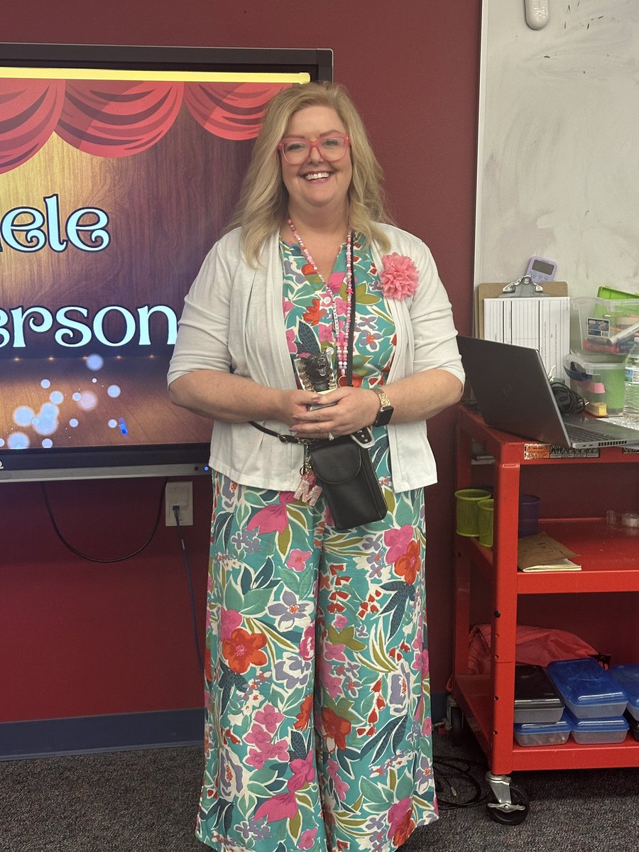 CastleberryElem's tweet photo. Congratulation to Mrs. McPherson for being this year’s CE Momma Bear Award recipient! 🎉 #CEFamily #CEroars #CastleberryISD https://t.co/JoEk0M5eKG