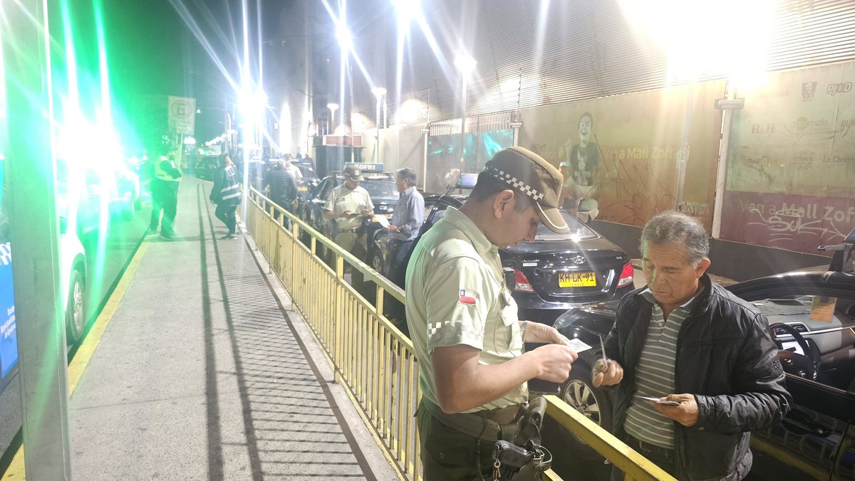 #Iquique: Con un amplio despliegue policial por parte de Carabineros de la 1ra Comisaría y <a href="/CarabMicc/">Carab. Plan Cuadrante e Integración Comunitaria</a>, encabezado por la Seremi de Seguridad Pública, realizan fiscalización a locomoción colectiva en horario de salida de del Mall Zofri. 
#OrdenyPatria
#CarabinerosDeTodos