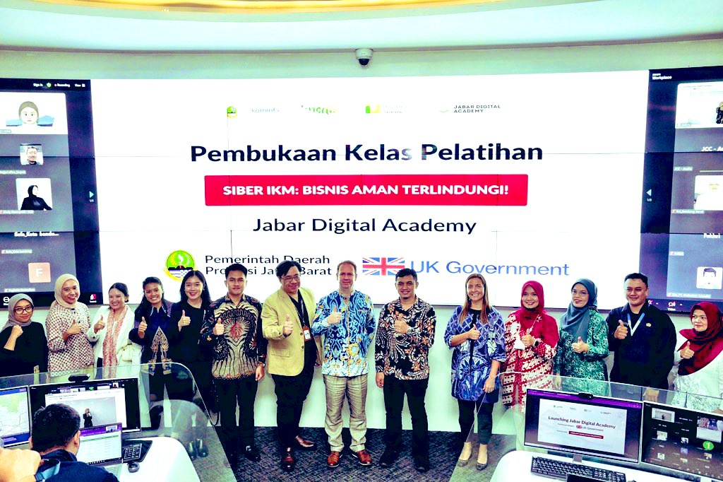 MattDowningFCDO's tweet photo. Great to meet West Java Vice Governor Erwan Setiawan in Bandung to discuss the growing UK–West Java ties in transport, infra, education, maritime, energy &amp; creative economy. Proud to also launch our latest cybersecurity module, empowering small businesses, esp women-owned. https://t.co/JQNpjBfLc2