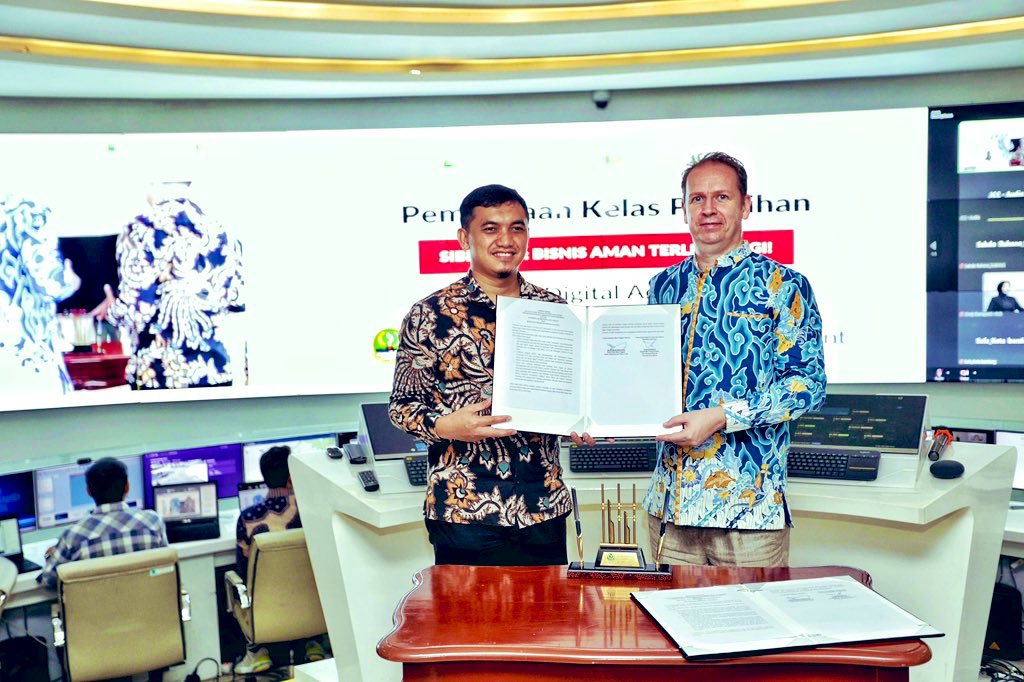 MattDowningFCDO's tweet photo. Great to meet West Java Vice Governor Erwan Setiawan in Bandung to discuss the growing UK–West Java ties in transport, infra, education, maritime, energy &amp; creative economy. Proud to also launch our latest cybersecurity module, empowering small businesses, esp women-owned. https://t.co/JQNpjBfLc2