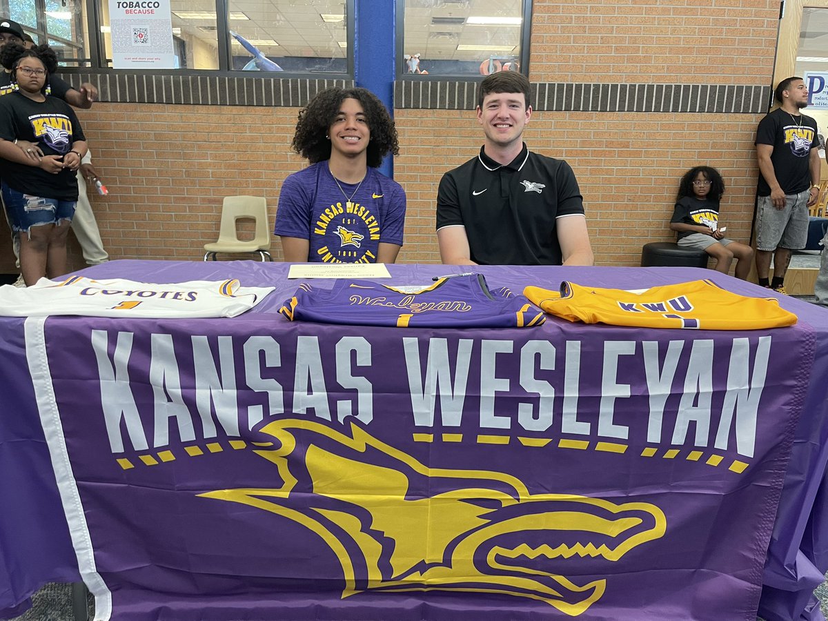 BraylinGoins_'s tweet image. ✍️! Thanks to @E_holloway86 for making the trip down here. Let’s work @CoachMurdock4! 💜💛