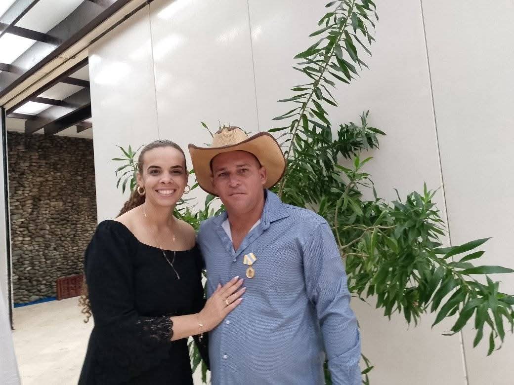 @GEORGE (@george80283962) on Twitter photo Ramón Fabre joven usufructuario que ha apostado por realizar sus sueños en la agricultura aportando con su sudor y manos laboriosas a través de la entrega de leche diaria fue condecorado por <a href="/DrRobertoMOjeda/">Dr. Roberto Morales Ojeda</a> Miembro del Secretariado del CCPCC con la distinción Antero Regalado . Ramón Fabre joven usufructuario que ha apostado por realizar sus sueños en la agricultura aportando con su sudor y manos laboriosas a través de la entrega de leche diaria fue condecorado por <a href="/DrRobertoMOjeda/">Dr. Roberto Morales Ojeda</a> Miembro del Secretariado del CCPCC con la distinción Antero Regalado .