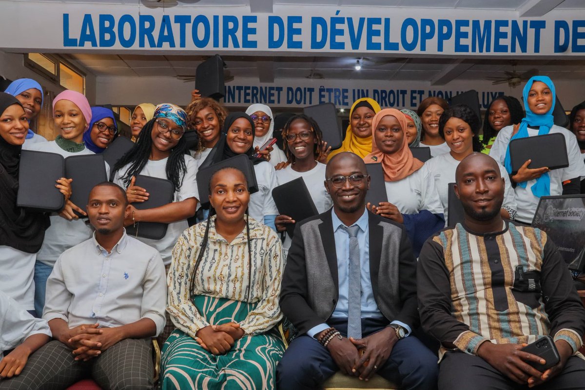 Isocguinee's tweet photo. Femme Ingénieure
C’est parti !
Le Chapitre Guinéen de l'Internet society lance la session pratique sur le déploiement des réseaux informatiques.
5 jours de pratique, nos 30 stagiaires passent à l’action avec nos formateurs locaux dans notre laboratoire de développement.
À suivre https://t.co/27BZ1JqoHS