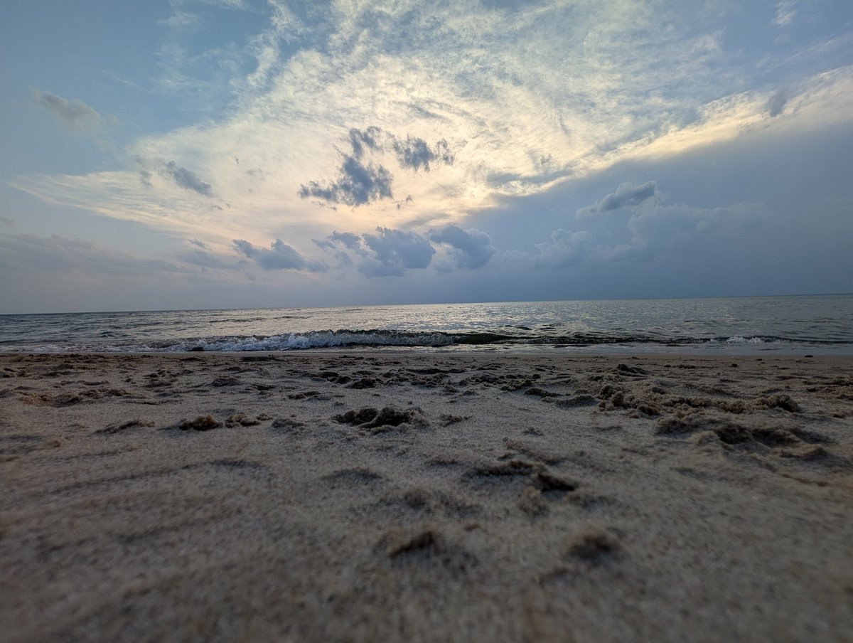 ronniesquirrel's tweet image. Some nights it doesn&apos;t matter that gas is over $3/gallon &amp;amp; there&apos;s not really gonna be a sunset....sometimes, a girl just needs some #Laketherapy 
#GreatLakesSquirrel #sandbetweenmytoes #loveMILake #MIhappyplace #justbreathe  #sunsetismyfavoritecolor