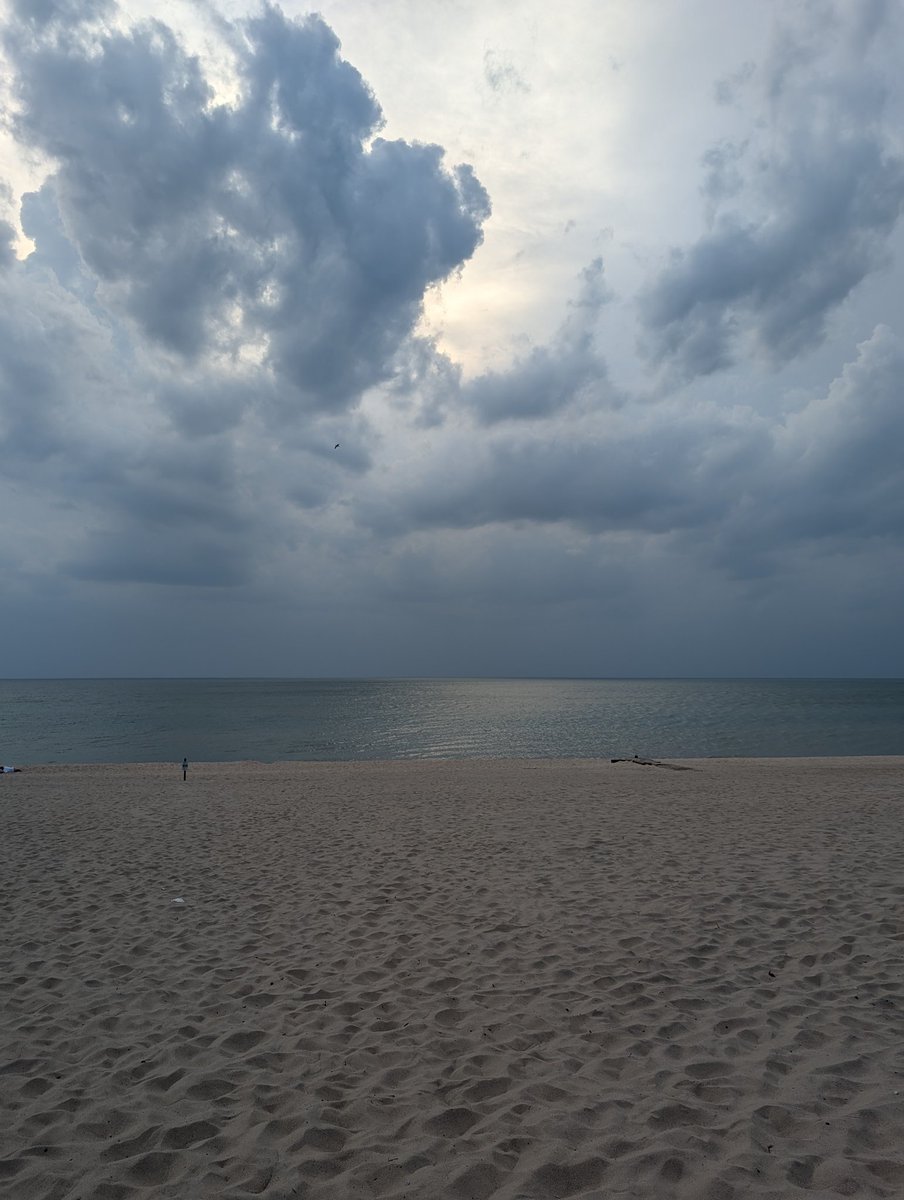 ronniesquirrel's tweet image. Some nights it doesn&apos;t matter that gas is over $3/gallon &amp;amp; there&apos;s not really gonna be a sunset....sometimes, a girl just needs some #Laketherapy 
#GreatLakesSquirrel #sandbetweenmytoes #loveMILake #MIhappyplace #justbreathe  #sunsetismyfavoritecolor