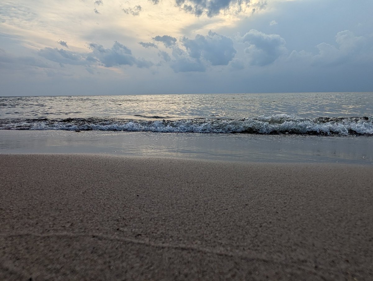 ronniesquirrel's tweet image. Some nights it doesn&apos;t matter that gas is over $3/gallon &amp;amp; there&apos;s not really gonna be a sunset....sometimes, a girl just needs some #Laketherapy 
#GreatLakesSquirrel #sandbetweenmytoes #loveMILake #MIhappyplace #justbreathe  #sunsetismyfavoritecolor