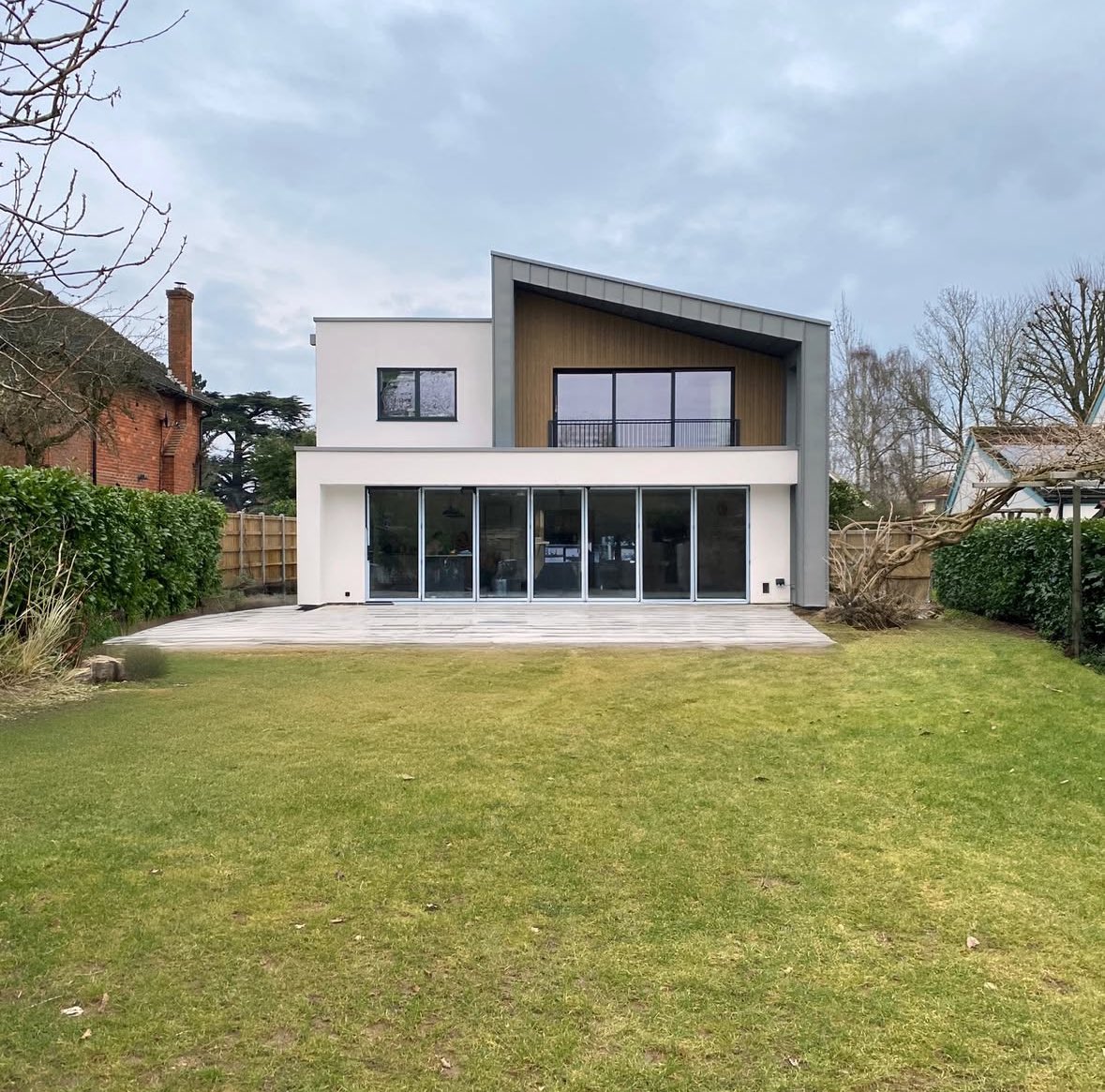 salmon_group's tweet image. ✅ Project Complete | Weybridge, Surrey
.
.
We’ve just wrapped up this roofing and cladding project featuring #Protan single ply roofing and @VMZINCUK standing seam cladding, parapet capping &amp;amp; rainwater goods. 

#Weybridge #SurreyRoofing  #StandingSeamCladding #SinglePlyRoof