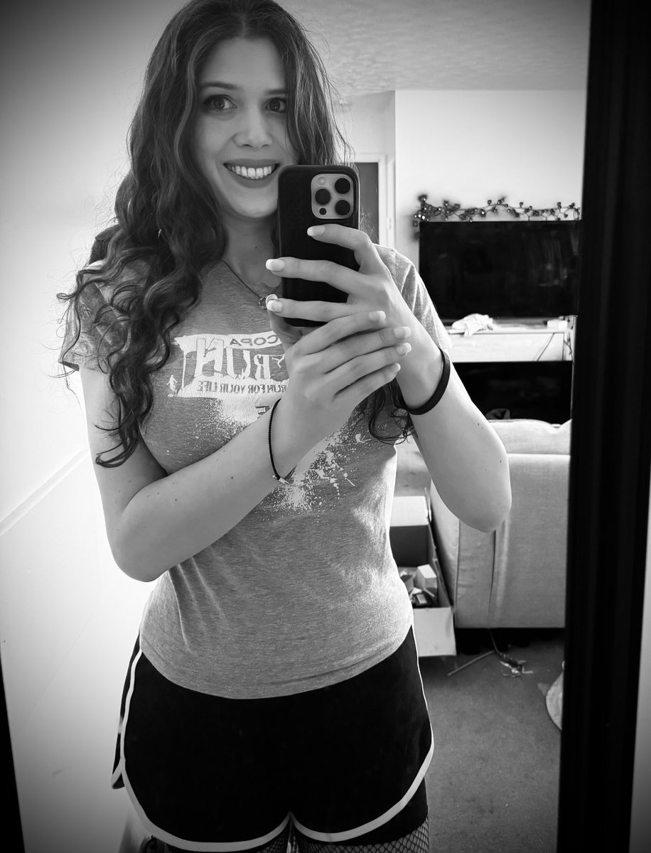 PMS_Jordan's tweet photo. Quote with your B&amp;W mirror selfie 🖤🤍 https://t.co/LU6TccvuIV