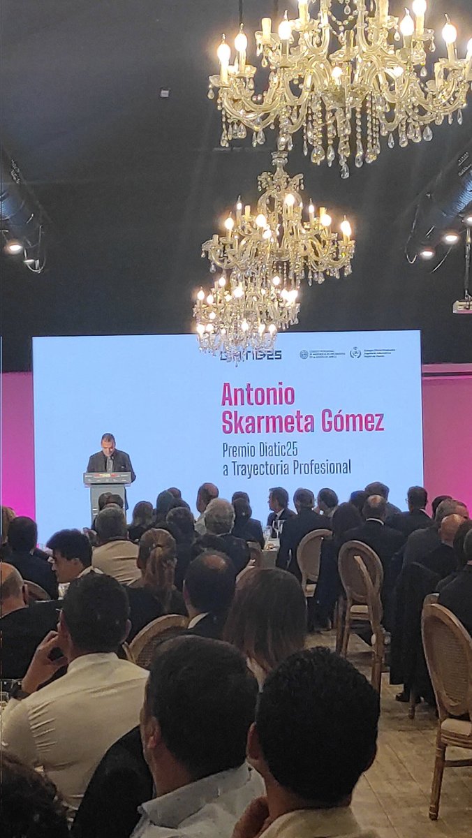 Premio trayectoria profesional a Antonio Skarmeta <a href="/informaticaumu/">FIUM</a>

Premio más que merecido a alguien que ha sido profesor de muchos de los que estamos aquí 

CEO <a href="/OdinSolutions/">Odin Solutions</a> autor de +200 (dejaría de contar ahí) y responsable de múltiples roles en investigación 

¡Enhorabuena!