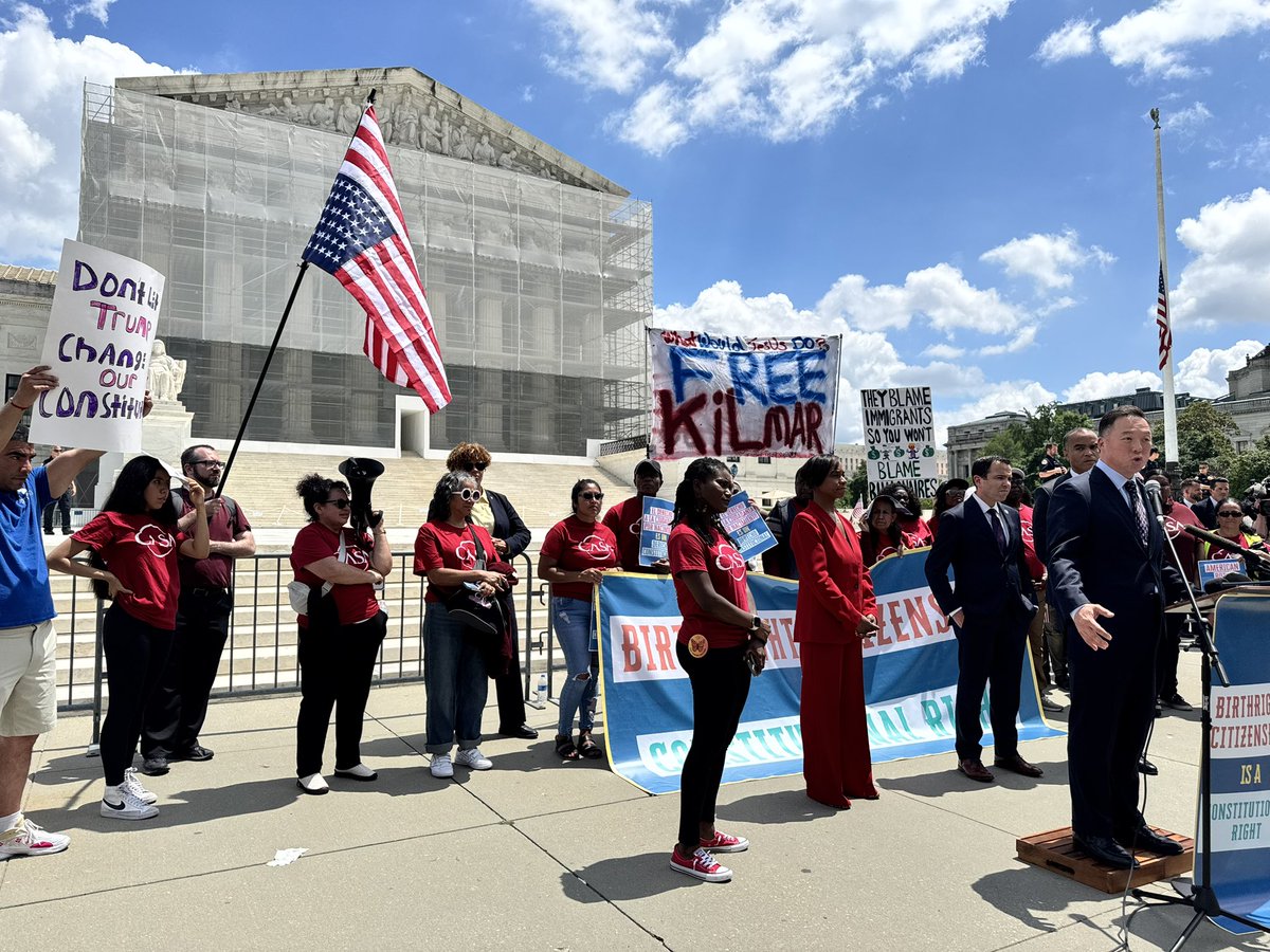 Protestors from CASA, Inc. gathered outside today as SCOTUS heard arguments for upholding the 14th amendment which gives birthright citizenship to children of undocumented immigrants and those temporarily in the US. 
Reporting for <a href="/medillonthehill/">Medill News Service</a>