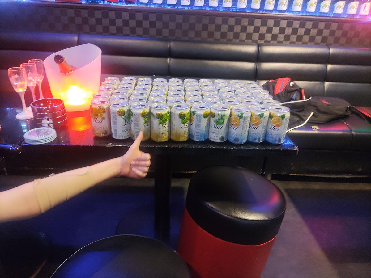 shyneet1130's tweet photo. 昨日昼の12時まで飲んだ
この量エグない？
ちな1人では飲んでない
ちなみに今日もまた来てる
 #中洲 #SUPERDarling #福岡 #ボーイズバー https://t.co/a2seualnpY