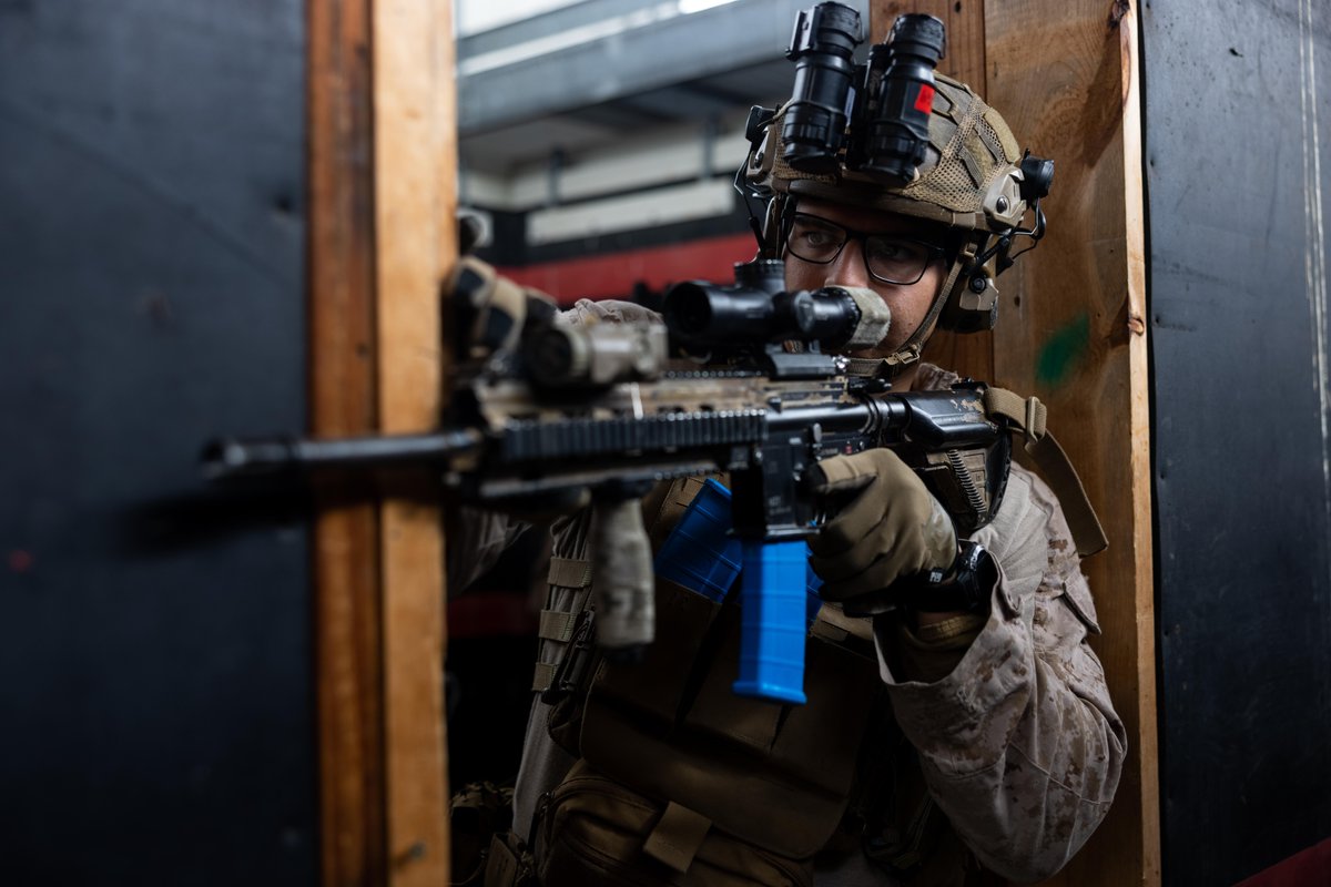 USMC's tweet image. #Marines with @1st_Marine_Div take part in a raid leaders course hosted by Expeditionary Operations Training Group, @1stMEF, at @MCIWPendletonCA, California.

Instructors with EOTG (EOTG) trained the Marines to help enhance their tactics, techniques, and procedures for raid…