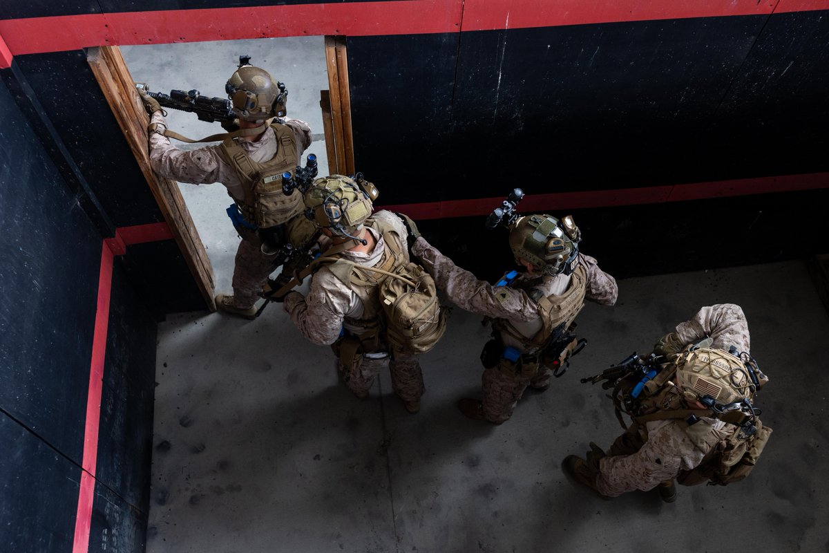 USMC's tweet image. #Marines with @1st_Marine_Div take part in a raid leaders course hosted by Expeditionary Operations Training Group, @1stMEF, at @MCIWPendletonCA, California.

Instructors with EOTG (EOTG) trained the Marines to help enhance their tactics, techniques, and procedures for raid…
