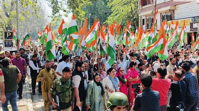 RahulRPActor's tweet photo. The Beautiful View of Kashmir

Proud Moment from Srinagar’s #TirangaYatra at Lal Chowk in Kashmir Celebrate Success of #OperationSindoor Bravery of the Indian Armed Forces🇮🇳🙏🏻

जब सरकार पावरफुल होती है
तो दुश्मन की सरहदे भी कांपने लगती है⚔️
Strong Leader🙏🏻@narendramodi @AmitShah https://t.co/QtebVMu8MD