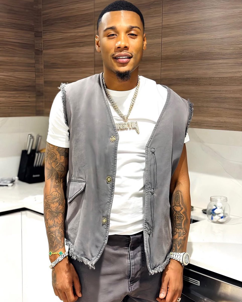 armoneyteam's tweet photo. 12.Favorite color on Ar’mon 

#armonwarren
#moneymay
#18daysofmoney
#teammoney https://t.co/zdB7Ig3SBf