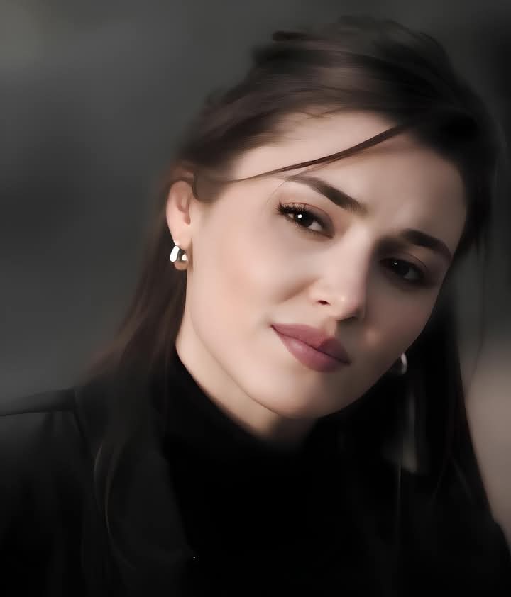 "
تمضي بنا اللحظات والأيام
مسروقة من العمر دون وعي منا
هڪذا هـي الحياة تمضي سنة تتبعها سنة
لتقول لنا بڪل وضوح

العابر يبقى عابر مهما رسخ الشعور بنا
الراحل لن يعود
الغائب عمدا لا يستحق الإنتظار
الغريب  يبقى غريب حتى لو تعمقنا به
وتستمر الحياة تمضي بنا وتخبرنا بالڪثير

#رسالة_لقلبك